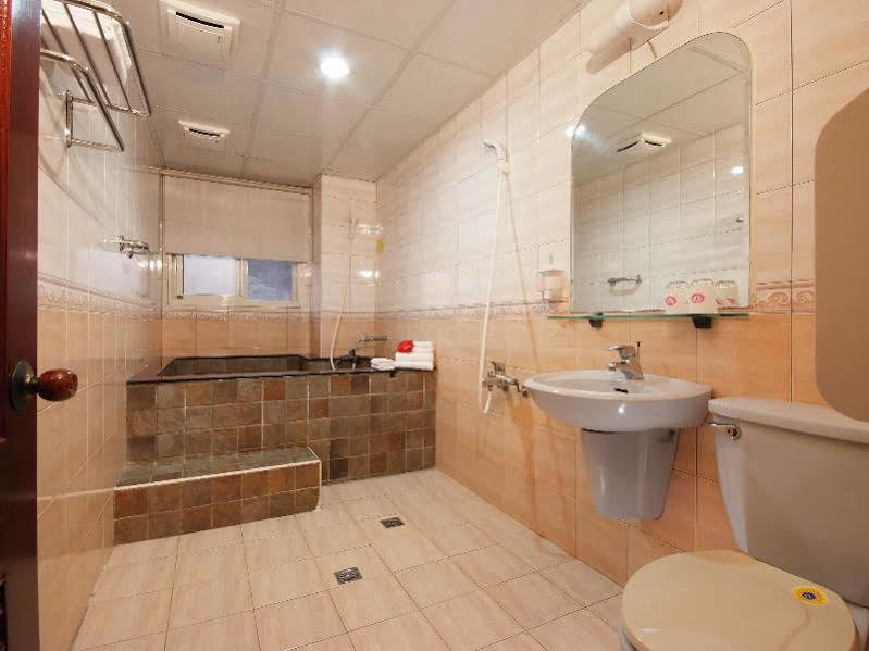 Pink Lotus Hotel Тайпей Екстериор снимка